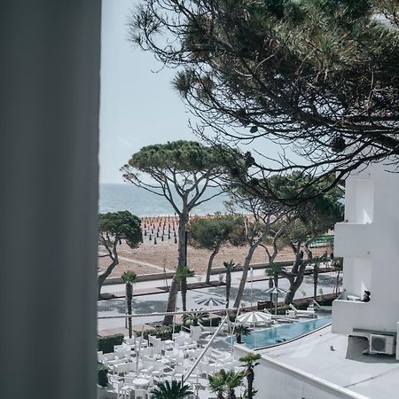 Hotel Luna Centrale Lignano Sabbiadoro Bagian luar foto