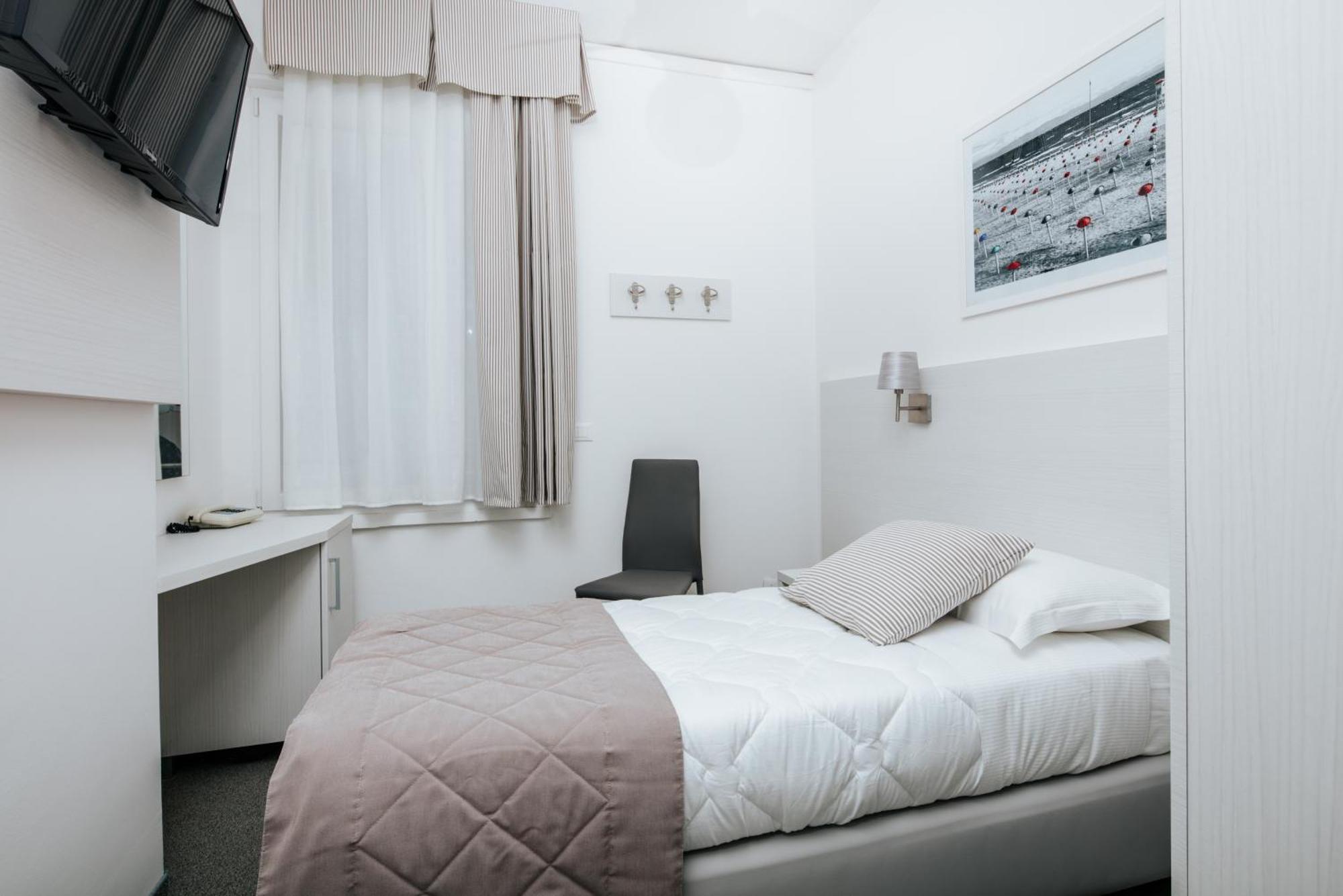Hotel Luna Centrale Lignano Sabbiadoro Bagian luar foto